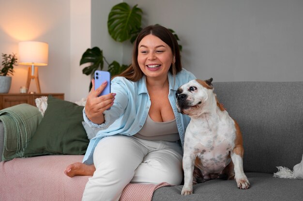 Mulher fazendo uma videochamada em casa com um dispositivo de smartphone