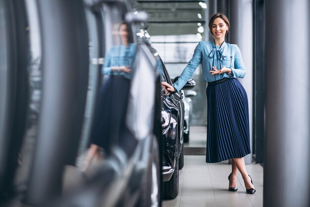 Mulher fazendo uma vontade de comprar um carro