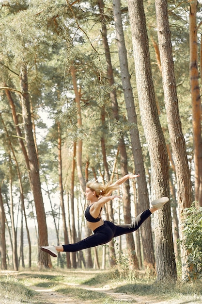 Mulher fazendo yoga em uma floresta de verão