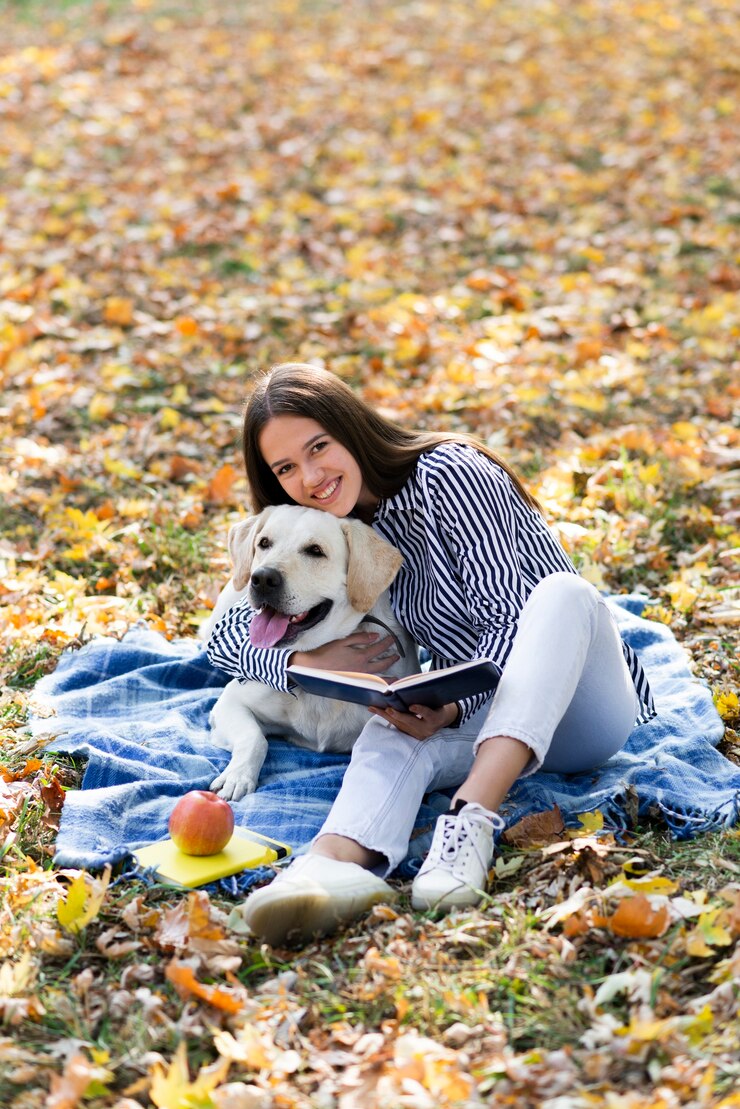 Foto grátis mulher feliz, abraçando, dela, cão