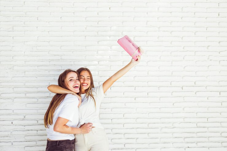 Foto grátis mulher feliz, abraçar, dela, amigo, e, levantamento, dela, braços, com, presente