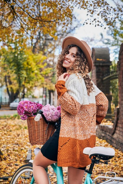 Foto grátis mulher feliz andando de bicicleta no centro da cidade