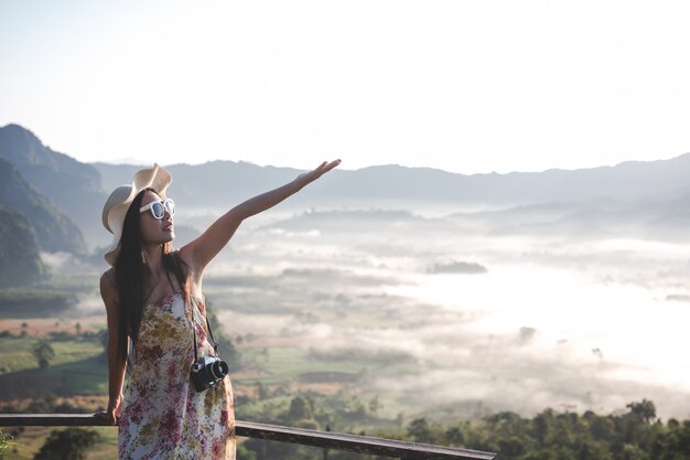 Mulher feliz, apontando no ponto de vista