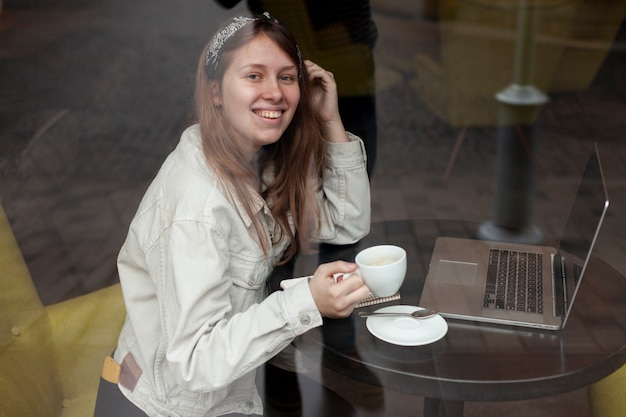 Mulher feliz, bebendo café, vista lateral
