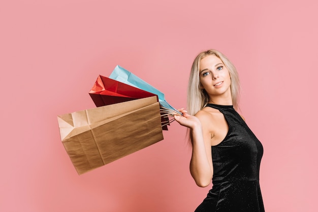 Foto grátis mulher feliz carregando sacolas coloridas