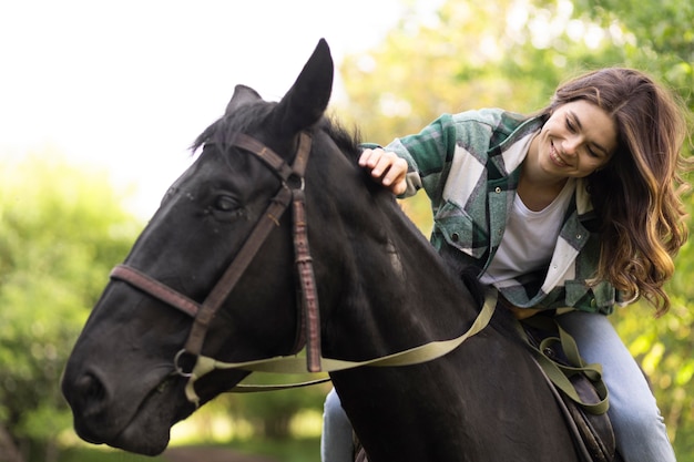 Mulher feliz cavalgando