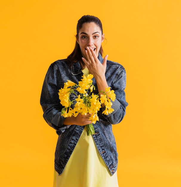 Foto grátis mulher feliz com buquê de flores