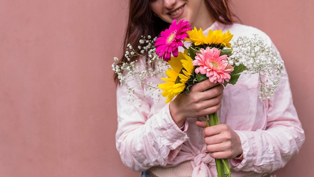 Foto grátis mulher feliz, com, grupo flores