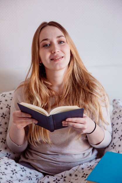 Mulher feliz com livro