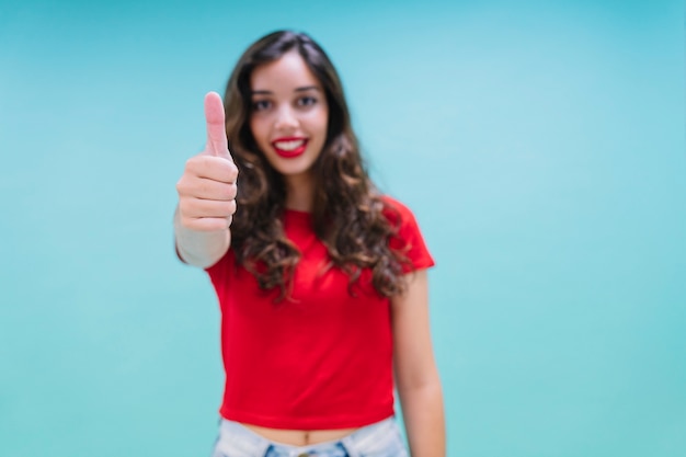 Mulher feliz com o polegar para cima