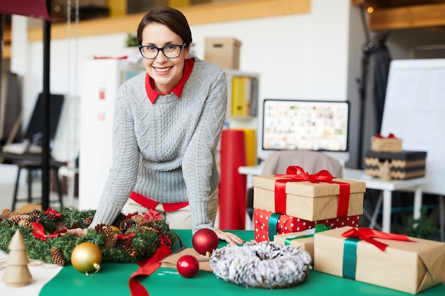 Mulher feliz com presentes ou presentes de natal