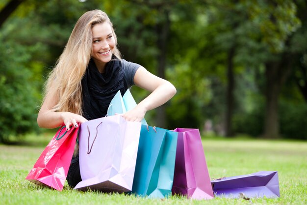 Mulher feliz com sacolas de compras