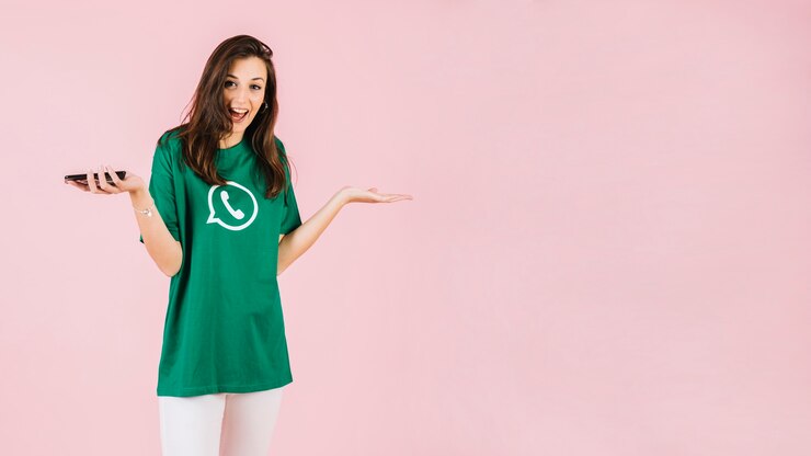 Foto grátis mulher feliz com smartphone encolher os ombros no pano de fundo rosa