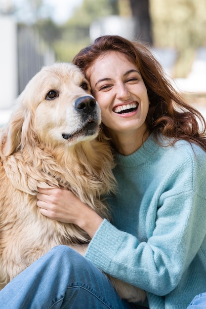 Mulher feliz com tiro médio e cachorro fofo