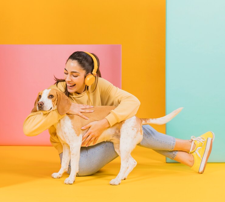 Foto grátis mulher feliz com um cachorro fofo