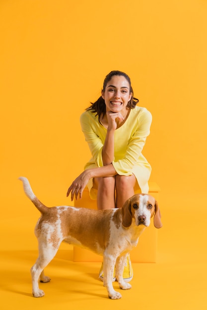 Mulher feliz com um cachorro