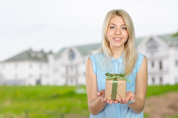 Mulher feliz com um presente