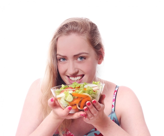 Mulher feliz com uma tigela de salada fresca