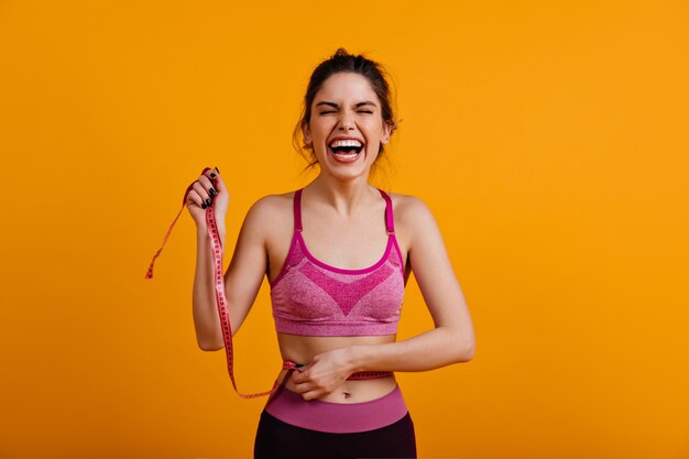 Mulher feliz curtindo dieta