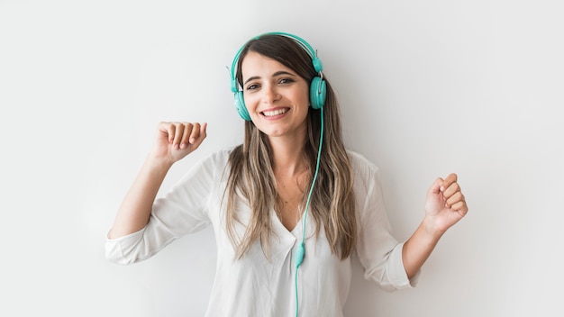 Mulher feliz, dançar, com, fones ouvido