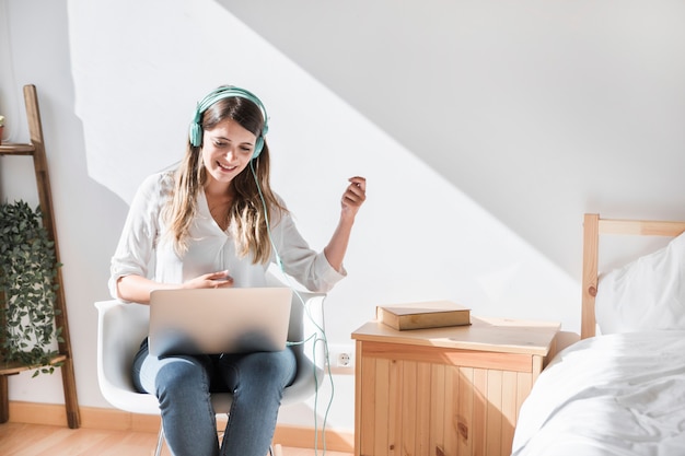 Mulher feliz, dançar, com, fones ouvido