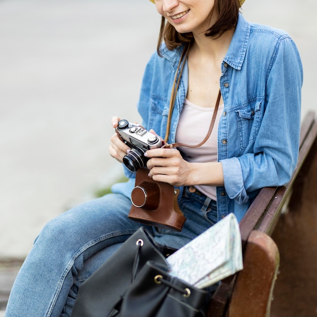 Mulher feliz, desfrutando de tirar fotos de férias