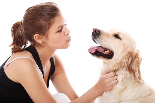 Mulher feliz e seu lindo cachorro