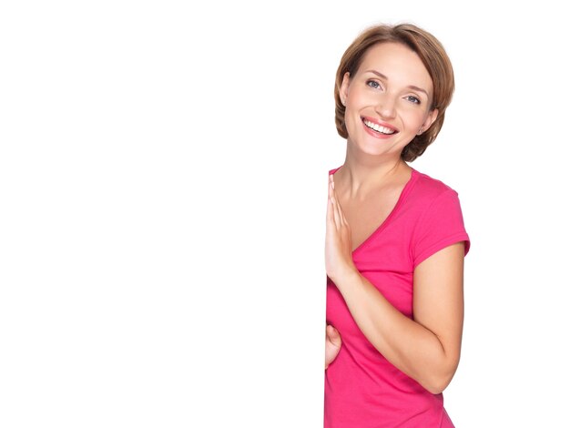 Foto grátis mulher feliz e sorridente com banner isolado na parede branca