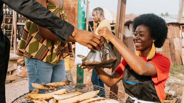 Mulher feliz em close vendendo comida