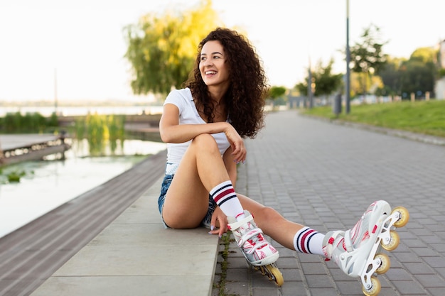 Mulher feliz em patins ao ar livre