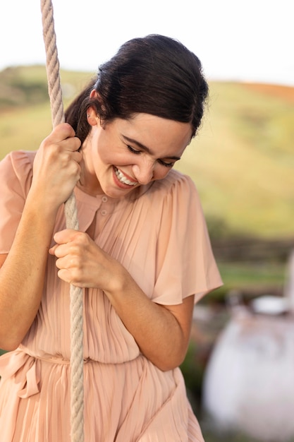 Foto grátis mulher feliz em tiro médio se divertindo