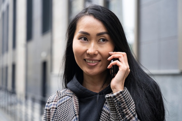 Mulher feliz falando ao telefone