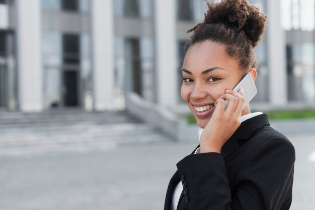 Mulher feliz, falando telefone