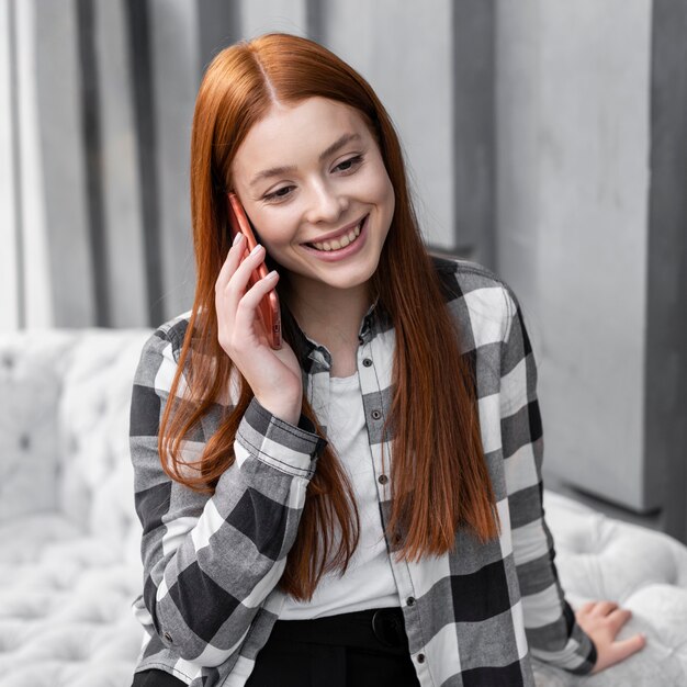 Mulher feliz, falando telefone