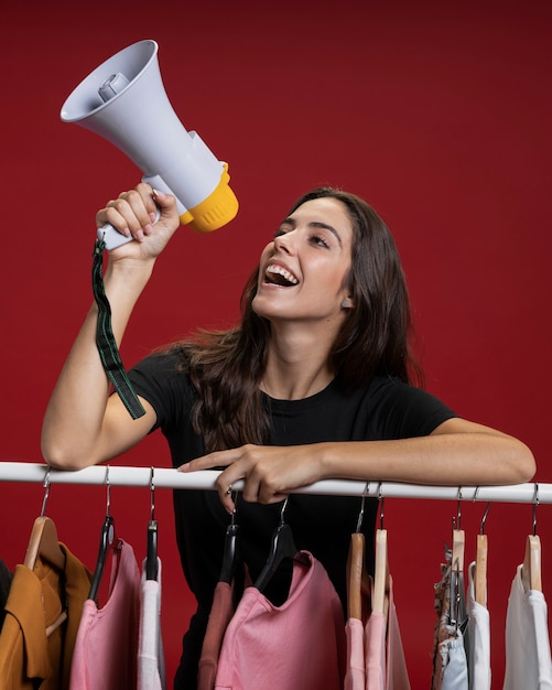 Foto grátis mulher feliz gritando através de megafone