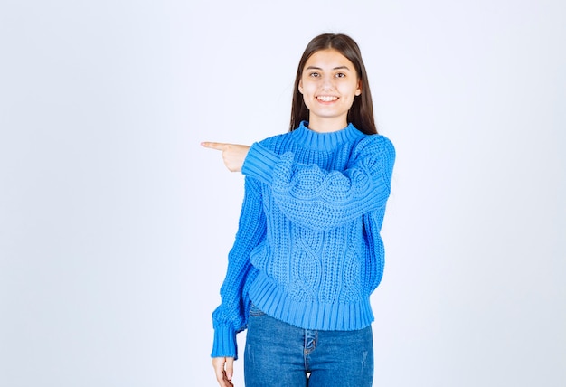 mulher feliz na camisola azul em pé branco.