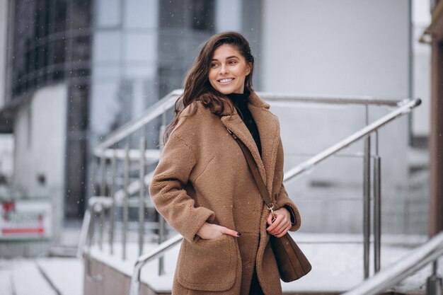 Mulher feliz no casaco no inverno lá fora