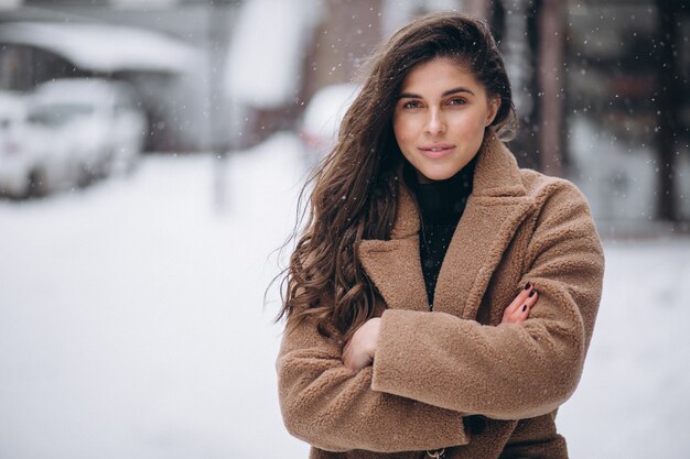 Mulher feliz no casaco no inverno lá fora