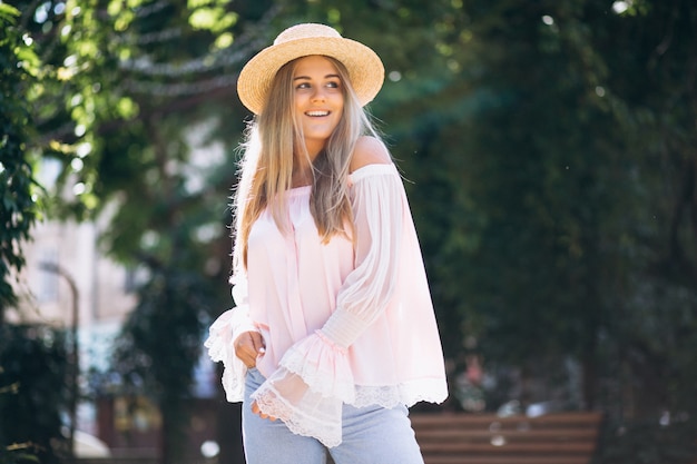 Mulher feliz no chapéu do lado de fora da rua