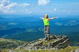 Foto grátis mulher feliz no pico da montanha