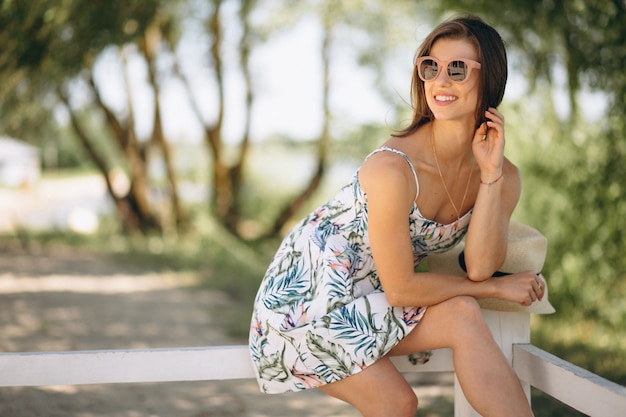 Mulher feliz no vestido na praia