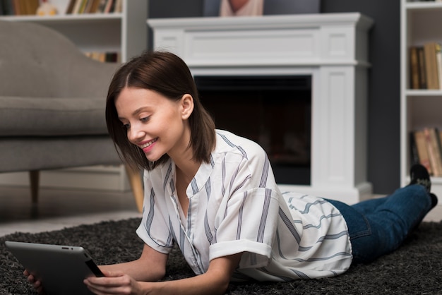 Foto grátis mulher feliz olhando para tablet