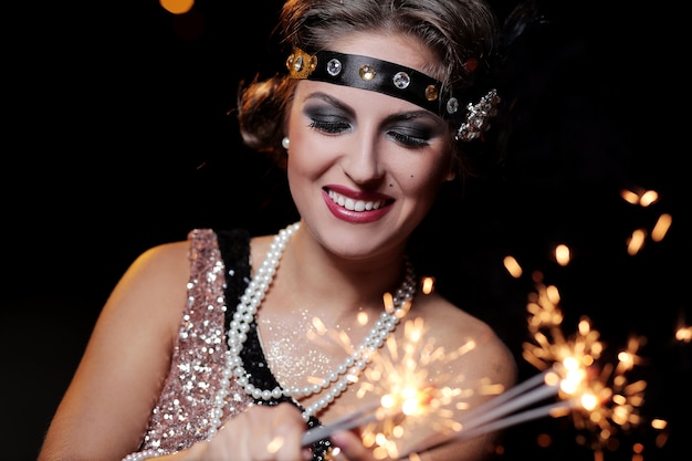 Foto grátis mulher feliz olhar para baixo e sorrindo