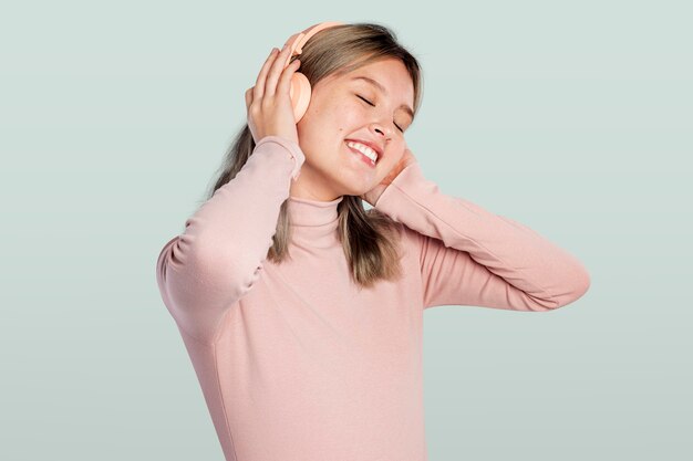 Mulher feliz ouvindo música com fones de ouvido