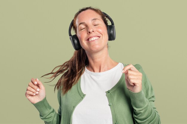 Mulher feliz ouvindo música com fones de ouvido