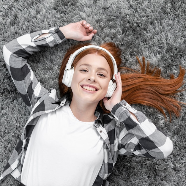 Mulher feliz ouvindo música