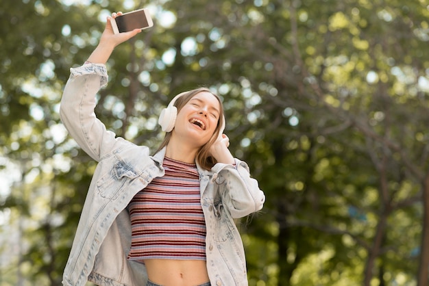 Mulher feliz ouvindo música