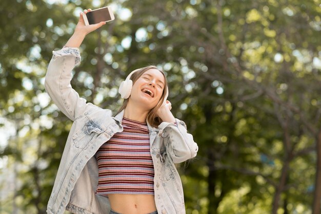 Mulher feliz ouvindo música