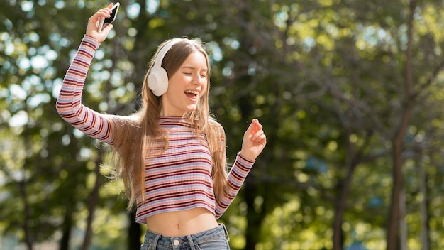 Mulher feliz ouvindo música