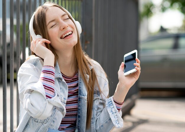 Mulher feliz ouvindo música